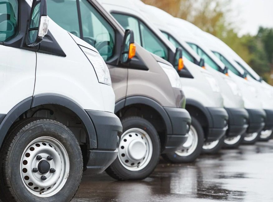 Vaciados Alicante: vaciamos pisos, casas y locales en 24–48 horas Flota de furgonetas de carga alineadas, listas para un servicio de vaciado — Vaciados Alicante: vaciamos pisos, casas y locales en 24–48 horas