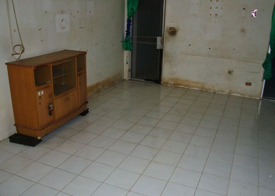 Piso heredado de 95 m² en Benalúa, Alicante Habitación antigua con un aparador de madera como único mueble pendiente de retirar — Piso heredado de 95 m² en Benalúa, Alicante
