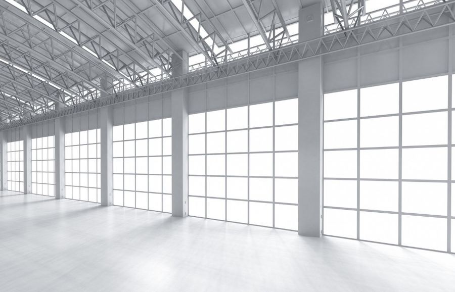 Vaciados Alicante: vaciamos pisos, casas y locales en 24–48 horas Nave industrial luminosa y vacía con grandes cristaleras — Vaciados Alicante: vaciamos pisos, casas y locales en 24–48 horas