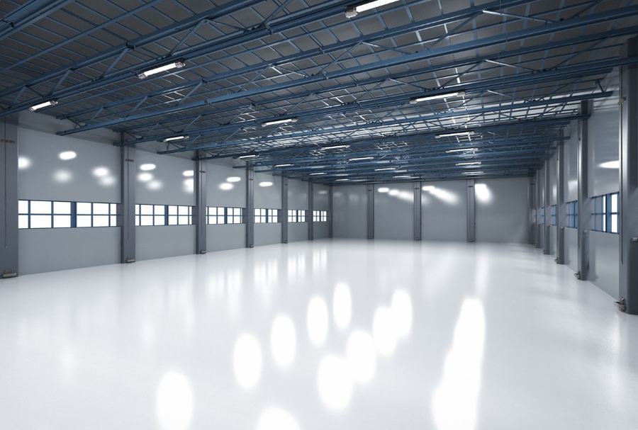 Vaciados Alicante: vaciamos pisos, casas y locales en 24–48 horas Nave industrial vacía con estructura metálica azul tras el vaciado — Vaciados Alicante: vaciamos pisos, casas y locales en 24–48 horas