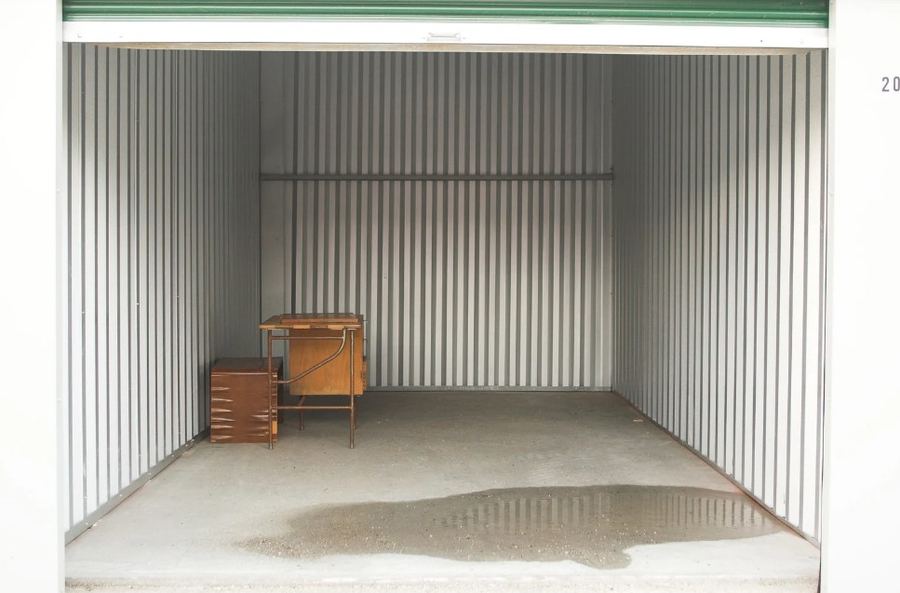 Vaciado de trasteros Trastero vacío tras el vaciado, con un último mueble pendiente de retirar — Vaciado de trasteros