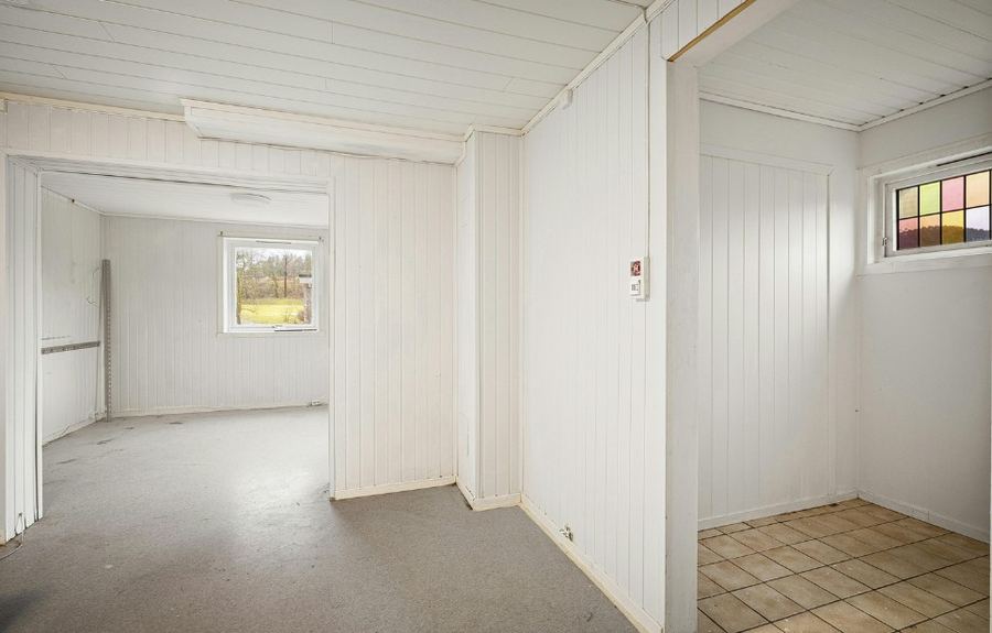 Limpieza con acumulación severa en Carrús, Elche Vivienda antigua con paredes de madera completamente vacía tras el vaciado — Limpieza con acumulación severa en Carrús, Elche